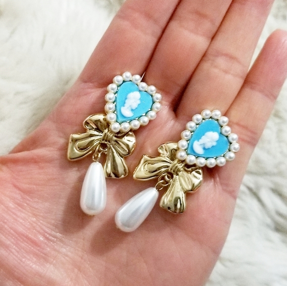 💎NEW💎 VINTAGE CAMEO BAROQUE PEARL EARRING - Picture 2 of 8